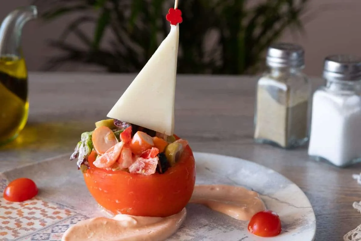 Barquitos de tomate rellenos de ensalada y verduras