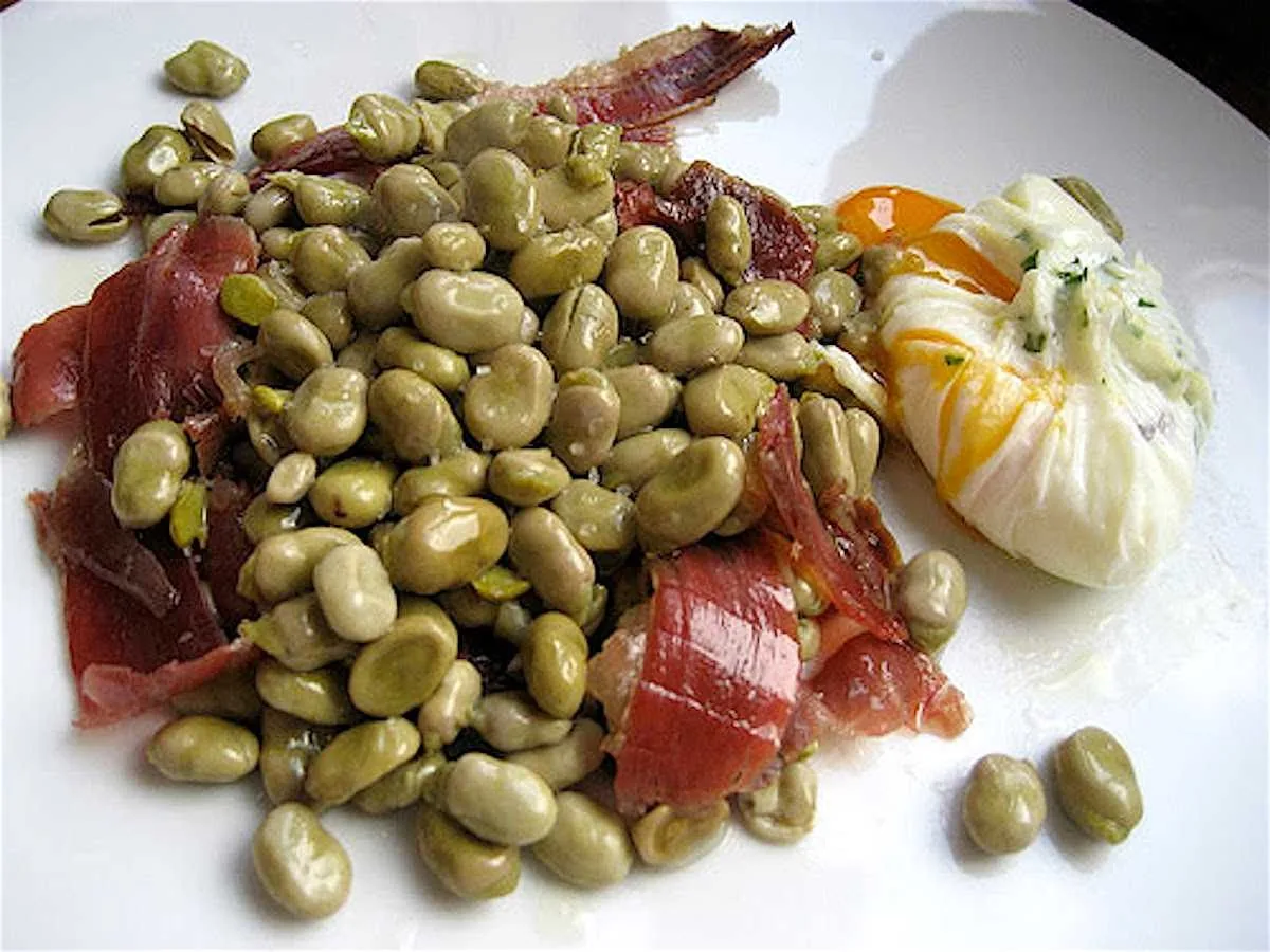 Habitas con jamón ibérico