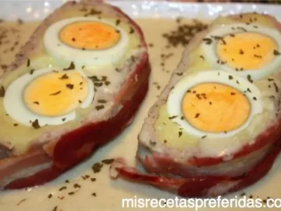 Rollo de carne picada rellena con salsa de queso