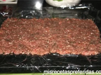 Rollo de carne picada rellena con salsa de queso