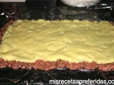 Rollo de carne picada rellena con salsa de queso