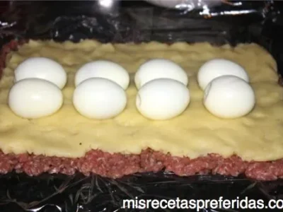 Rollo de carne picada rellena con salsa de queso
