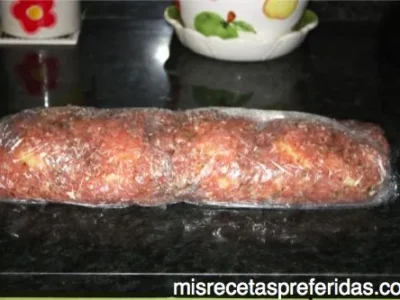 Rollo de carne picada rellena con salsa de queso