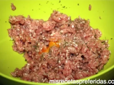 Rollo de carne picada rellena con salsa de queso