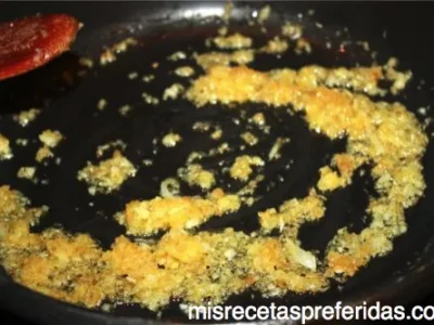 Rollo de carne picada rellena con salsa de queso