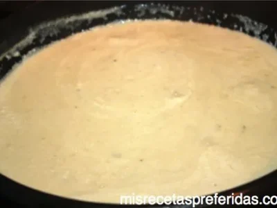 Rollo de carne picada rellena con salsa de queso