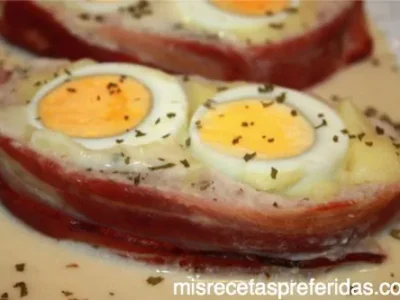 Rollo de carne picada rellena con salsa de queso
