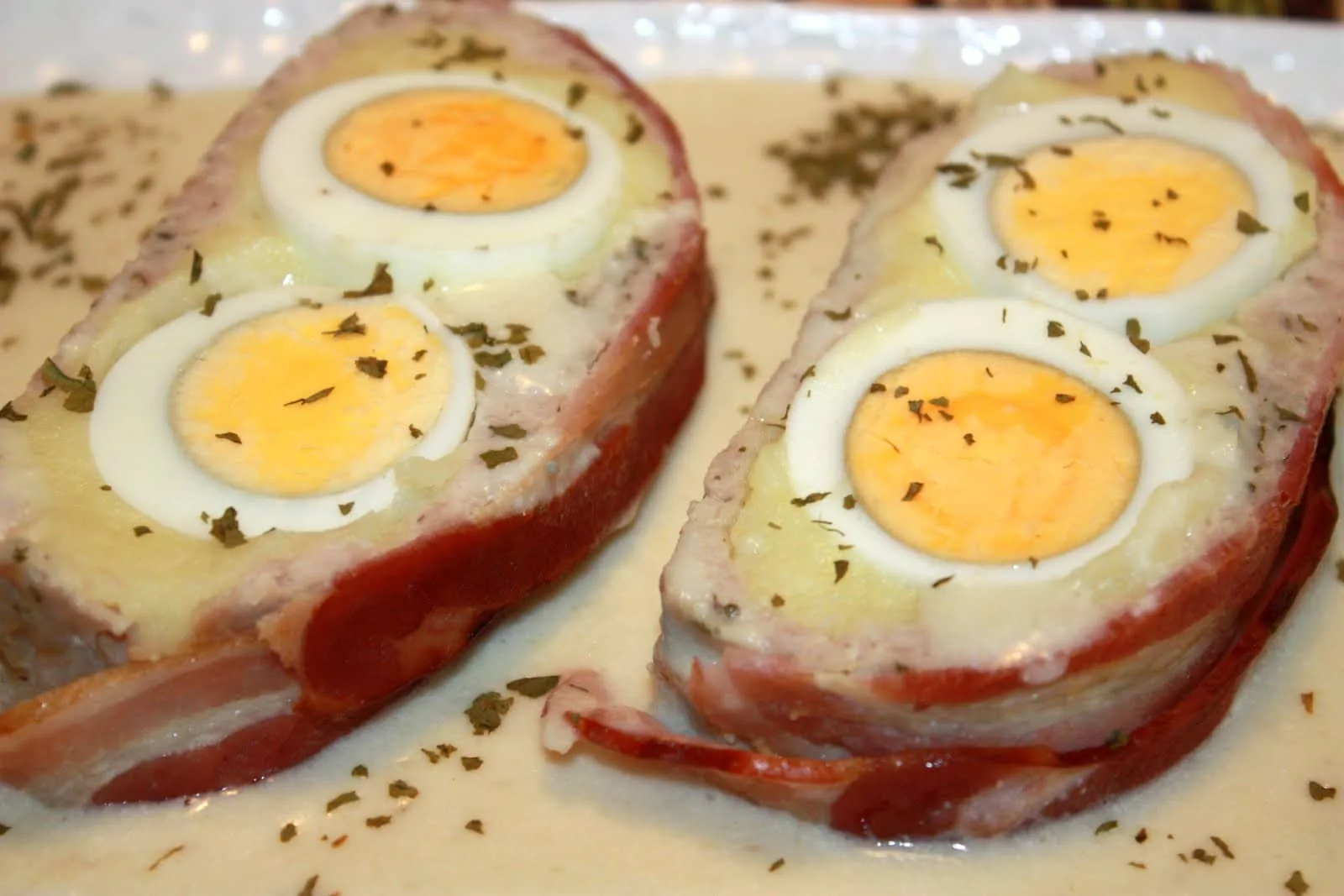 Rollo de carne picada rellena con salsa de queso