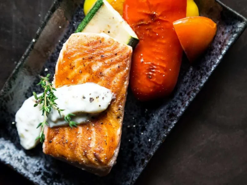 Salmón con salsa tártara y verduras asadas
