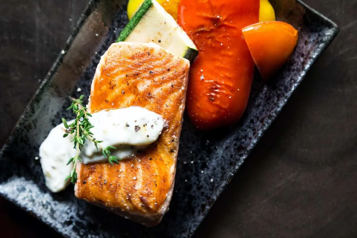 Salmón con salsa tártara y verduras asadas