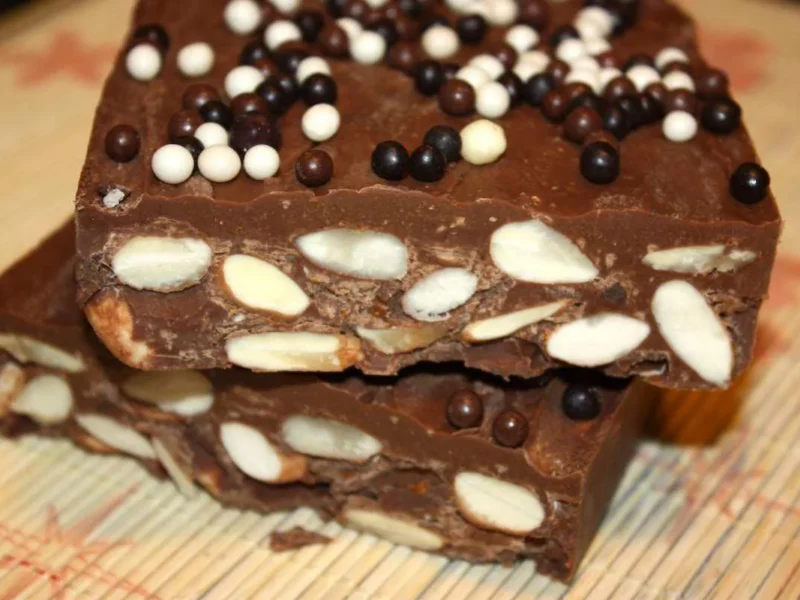 Turrón de chocolate con naranjas y almendras