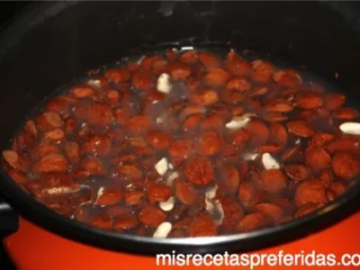 Turrón de chocolate con naranjas y almendras