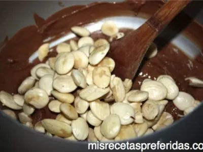 Turrón de chocolate con naranjas y almendras