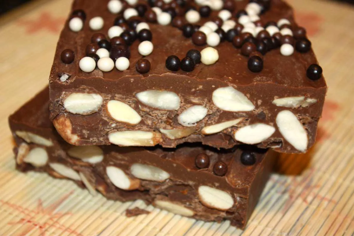 Turrón de chocolate con naranjas y almendras