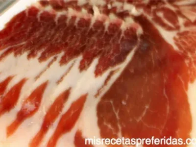 Bolitas de patata rellenas de paté envueltas con crujiente jamón ibérico