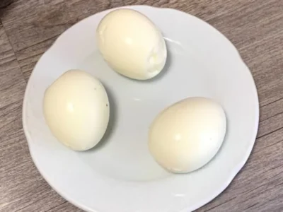 Huevos duros rellenos y rebozados