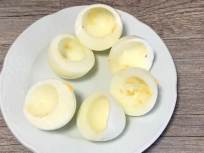 Huevos duros rellenos y rebozados