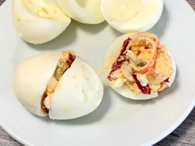 Huevos duros rellenos y rebozados