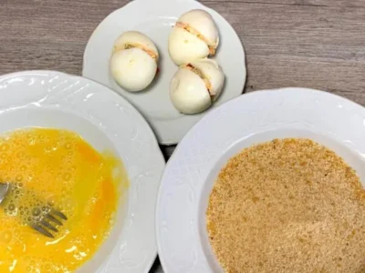 Huevos duros rellenos y rebozados