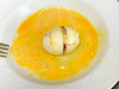 Huevos duros rellenos y rebozados