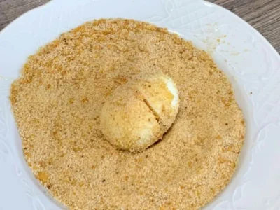 Huevos duros rellenos y rebozados