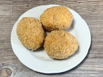 Huevos duros rellenos y rebozados