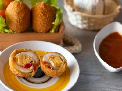 Huevos duros rellenos y rebozados