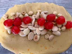 Carquiñolis con frutos secos y cerezas