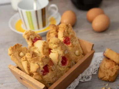 Carquiñolis con frutos secos y cerezas