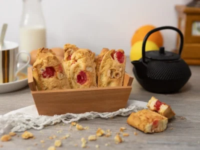 Carquiñolis con frutos secos y cerezas