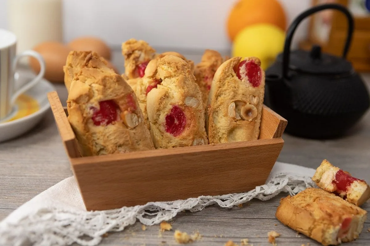 Carquiñolis con frutos secos y cerezas