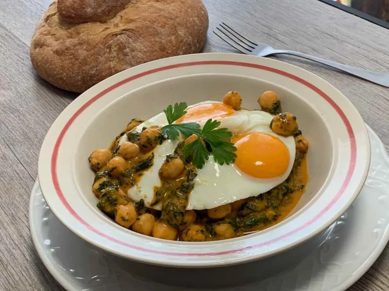 Espinacas con garbanzos y huevos