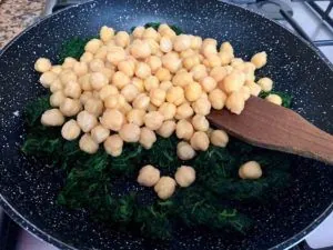 Espinacas con garbanzos y huevos