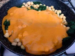 Espinacas con garbanzos y huevos