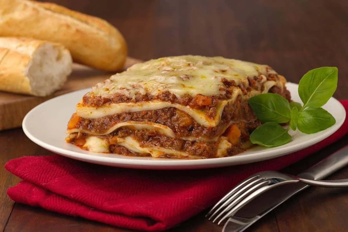 Lasaña nata con tomate y bechamel