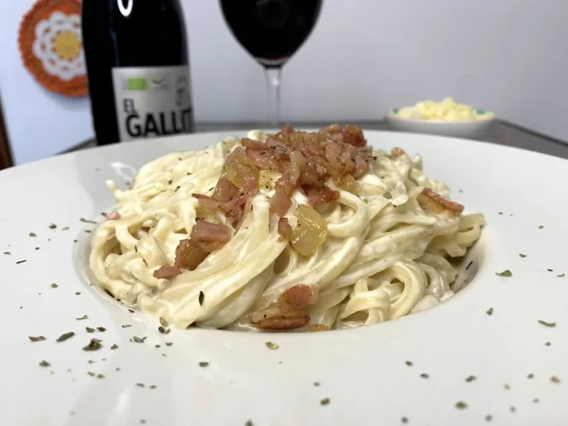 Tallarines a la carbonara con nata