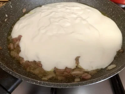 Tallarines a la carbonara con nata