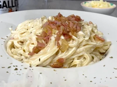 Tallarines a la carbonara con nata