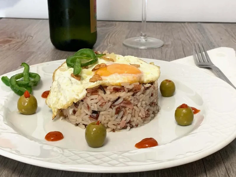 Timbal tres arroces con huevo frito