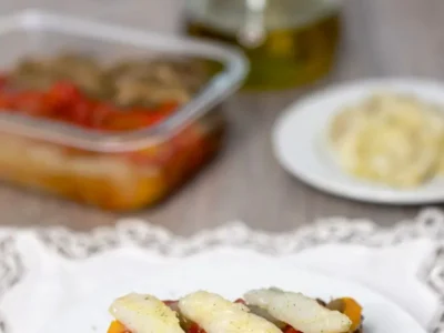 Tostada de escalivada con bacalao