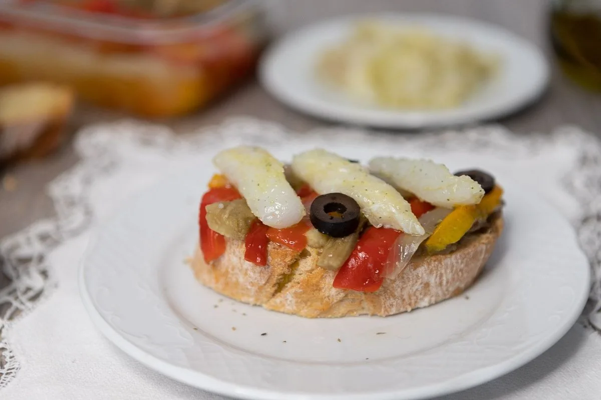 Tostada de escalivada con bacalao