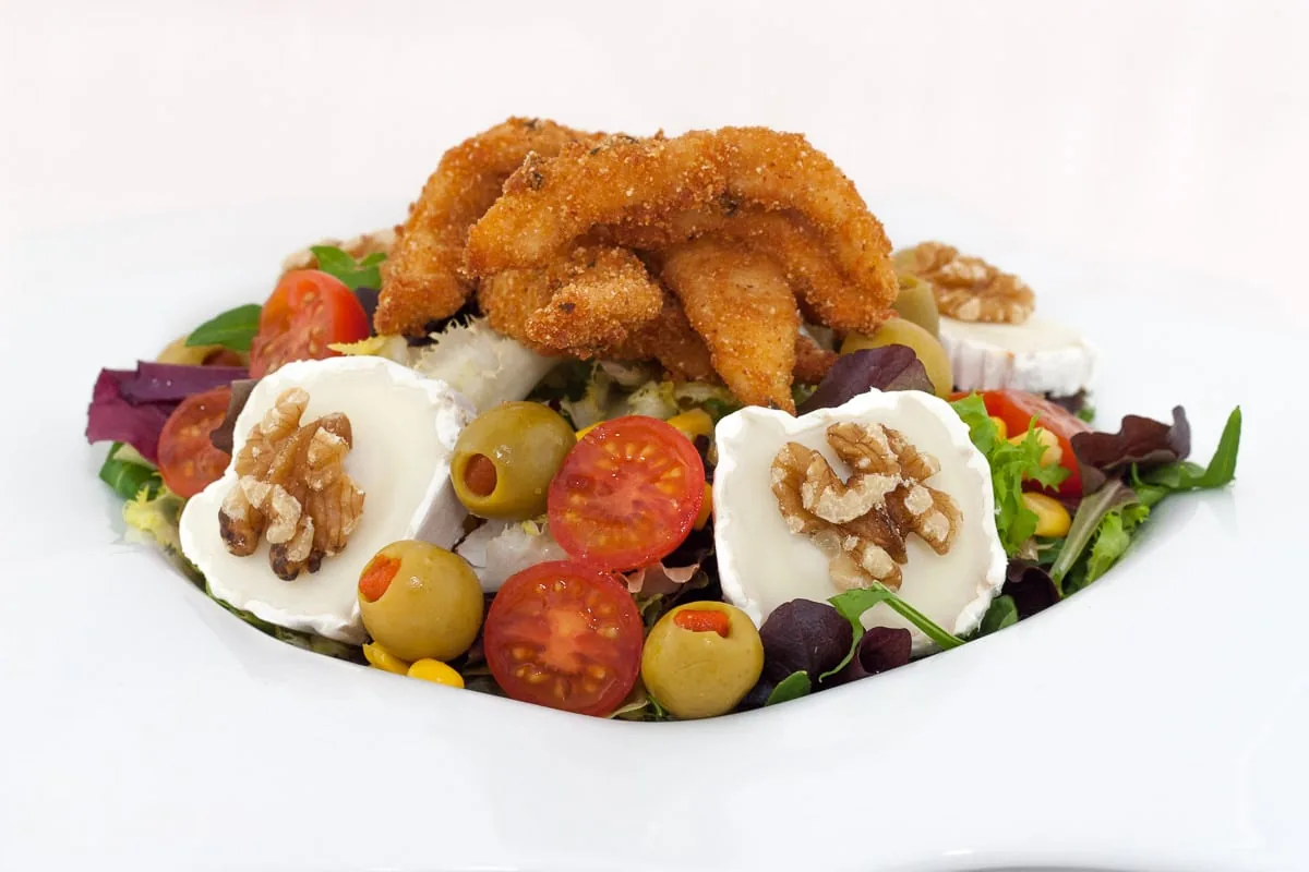 Ensalada con pollo crujiente y queso de cabra