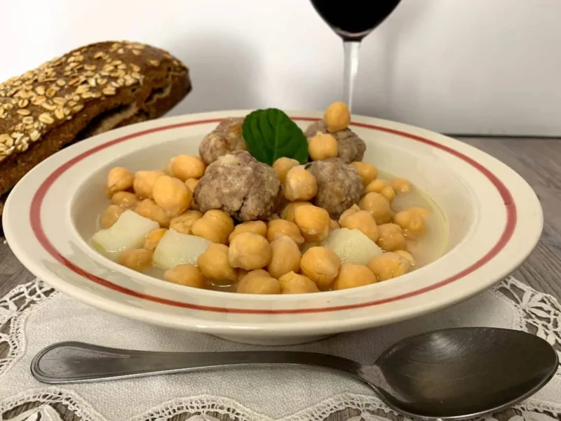 Garbanzos con albóndigas