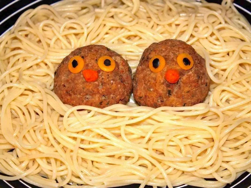 Nido de espaguetis con albondigas