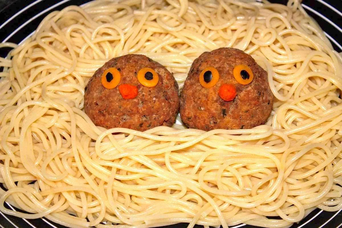 Nido de espaguetis con albondigas