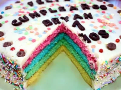 Tarta de colores con cobertura de chocolate blanco