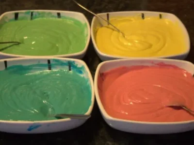 Tarta de colores con cobertura de chocolate blanco