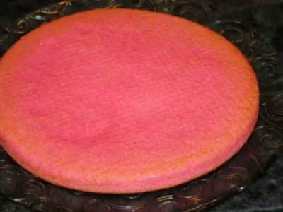 Tarta de colores con cobertura de chocolate blanco