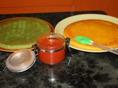 Tarta de colores con cobertura de chocolate blanco