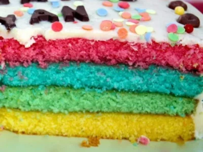 Tarta de colores con cobertura de chocolate blanco
